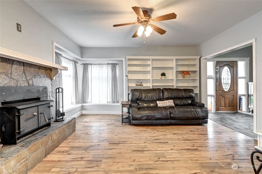 Photo of 3421 Oakes Avenue, Everett, WA 98201 (MLS # 2310588)