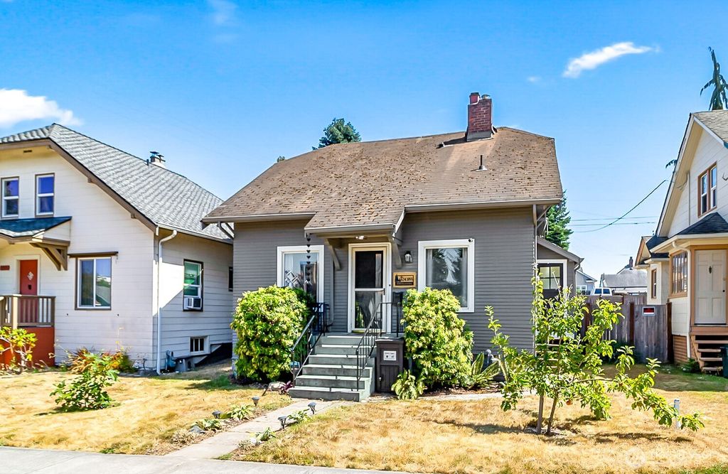 Photo of 3503 Rockefeller Avenue, Everett, WA 98201 (MLS # 2423004)