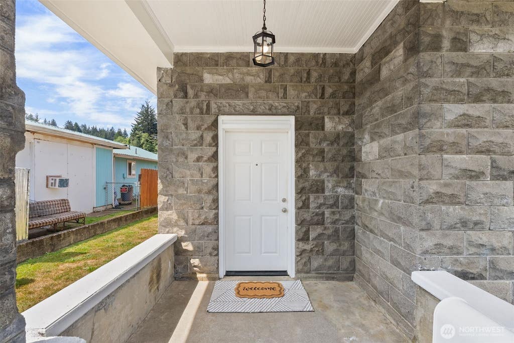 Photo of 917 Monroe, Hoquiam, WA 98550 (MLS # 2559140)
