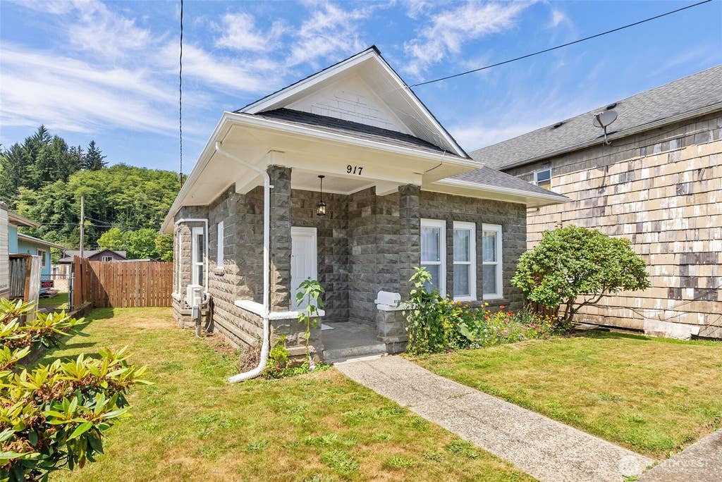 Photo of 917 Monroe, Hoquiam, WA 98550 (MLS # 2559140)