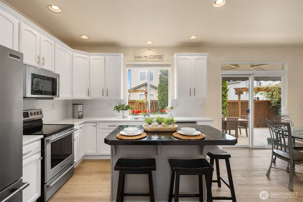 Photo of 526 Rosario Avenue NE, Renton, WA 98059 (MLS # 2510878)