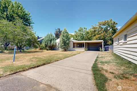 Photo of 735 NE Spitzenburg Street, College Place, WA 99324 (MLS # 2541869)