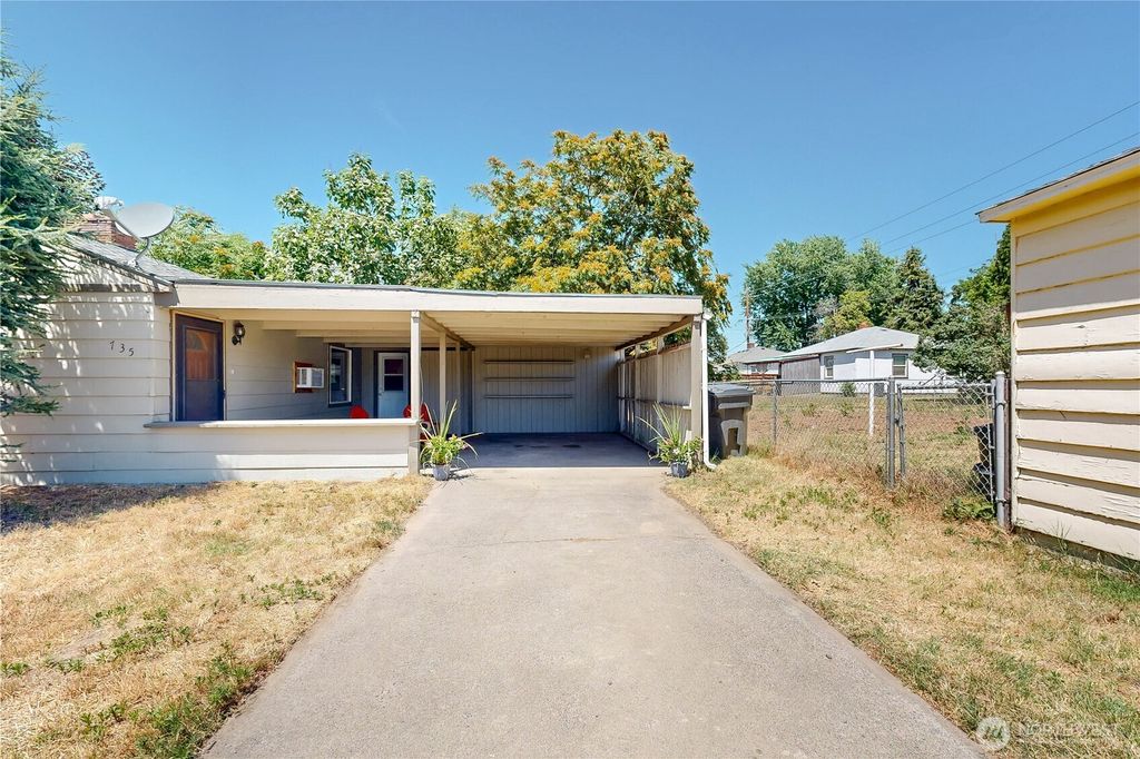 Photo of 735 NE Spitzenburg Street, College Place, WA 99324 (MLS # 2541869)