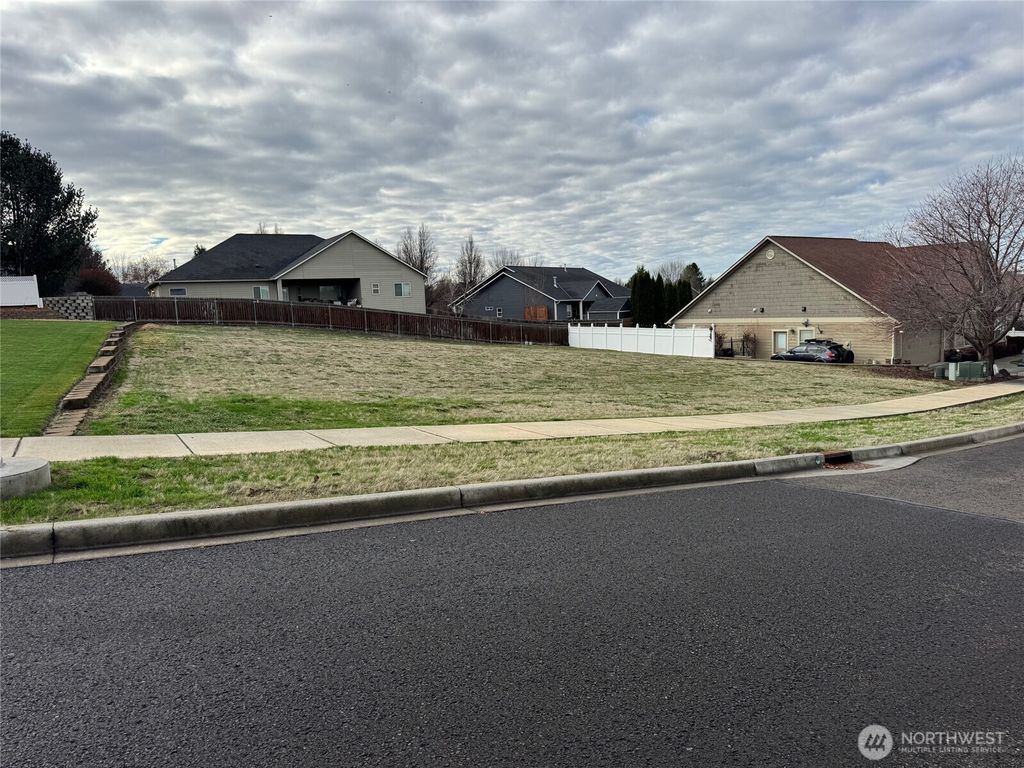 Photo of 54 Yellowjacket Drive, Walla Walla, WA 99362 (MLS # 2462966)