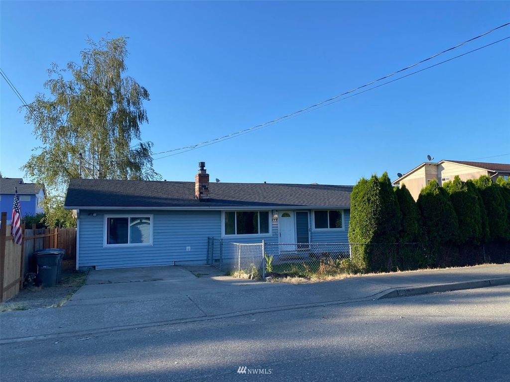 Photo of 427 1st Avenue N, Algona, WA 98001 (MLS # 1964770)