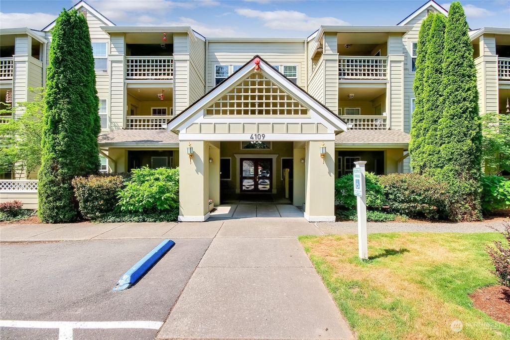 Photo of 4109 224th Lane SE #306, Issaquah, WA 98029 (MLS # 2071438)