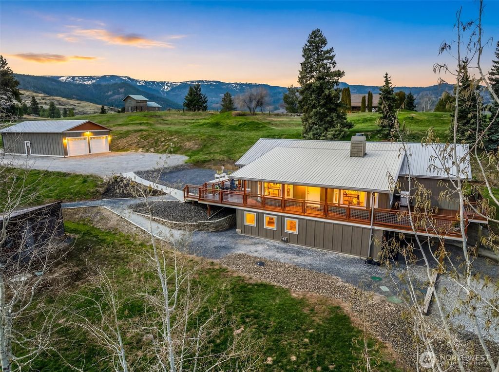 Photo of 851 Wheeler Hill Road, Wenatchee, WA 98801 (MLS # 2500979)