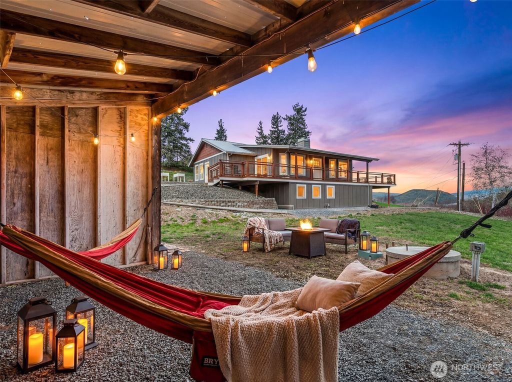 Photo of 851 Wheeler Hill Road, Wenatchee, WA 98801 (MLS # 2500979)