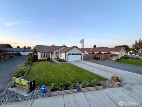 Photo of 1616 NE Pirate Lane, Moses Lake, WA 98837 (MLS # 2580996)