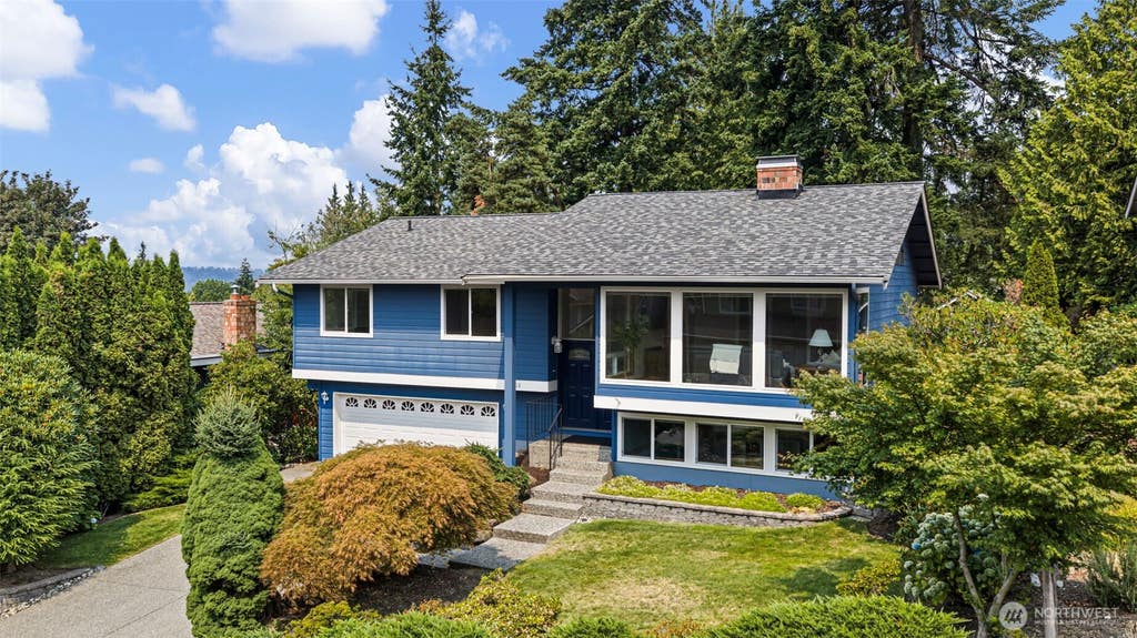 Photo of 12818 NE 111th Place, Kirkland, WA 98033 (MLS # 2565429)