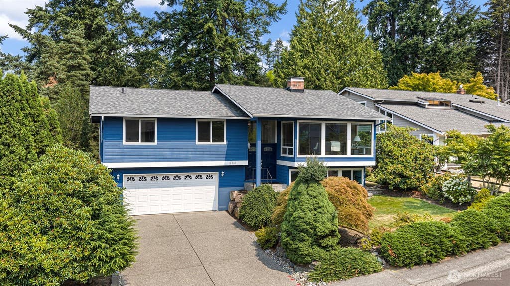 Photo of 12818 NE 111th Place, Kirkland, WA 98033 (MLS # 2565429)