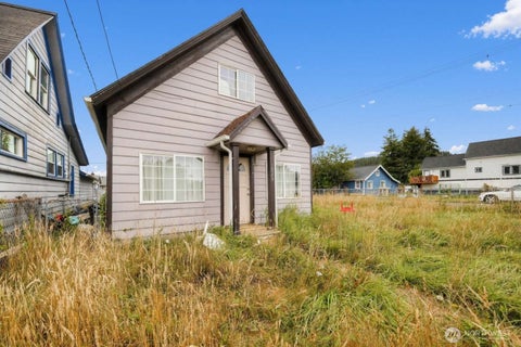 Photo of 1025 Arnold Avenue, Hoquiam, WA 98550 (MLS # 2575437)
