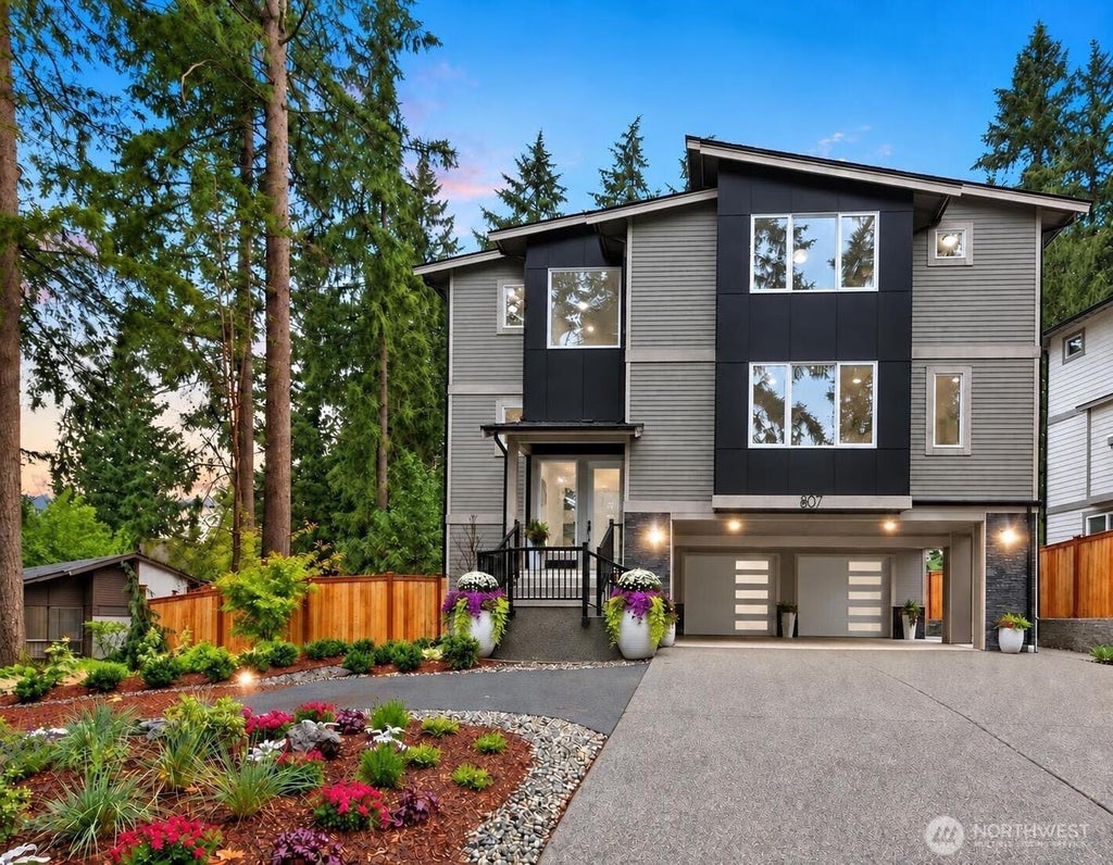 Photo of 807 130th Avenue NE, Bellevue, WA 98004 (MLS # 2582786)