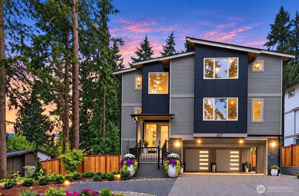 Photo of 807 130th Avenue NE, Bellevue, WA 98004 (MLS # 2582786)