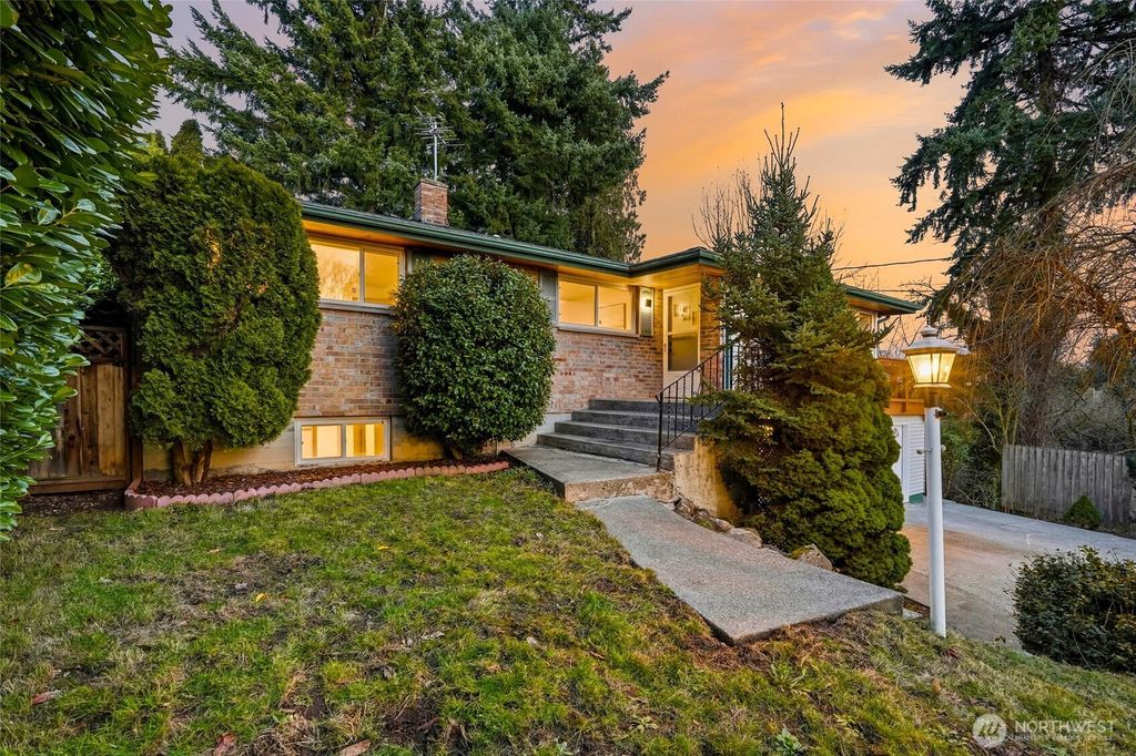 Photo of 630 Hillcrest Avenue, Kent, WA 98030 (MLS # 2479200)