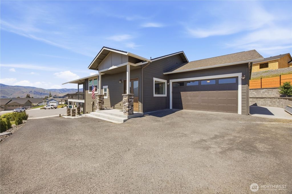 Photo of 827 Madeleine Court, East Wenatchee, WA 98802 (MLS # 2521340)