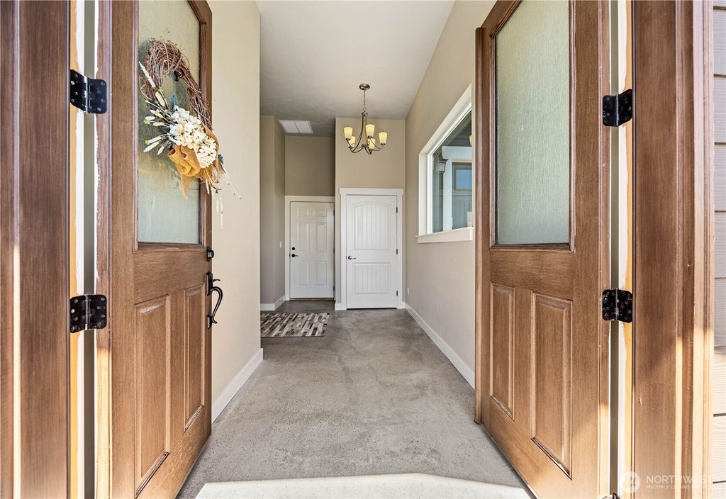 Photo of 827 Madeleine Court, East Wenatchee, WA 98802 (MLS # 2521340)