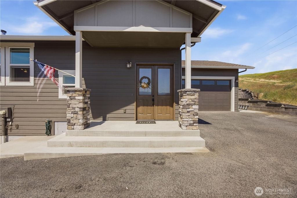 Photo of 827 Madeleine Court, East Wenatchee, WA 98802 (MLS # 2521340)