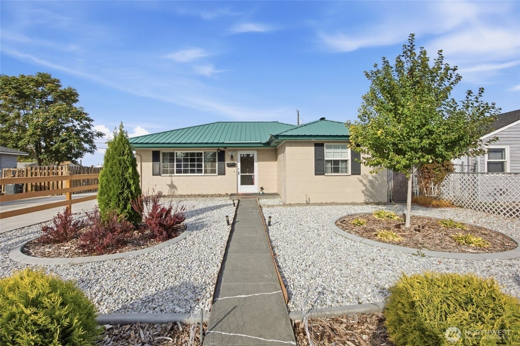 Photo of 1442 W Lee Street, Moses Lake, WA 98837 (MLS # 2586663)