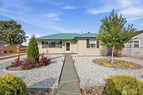 Photo of 1442 W Lee Street, Moses Lake, WA 98837 (MLS # 2586663)