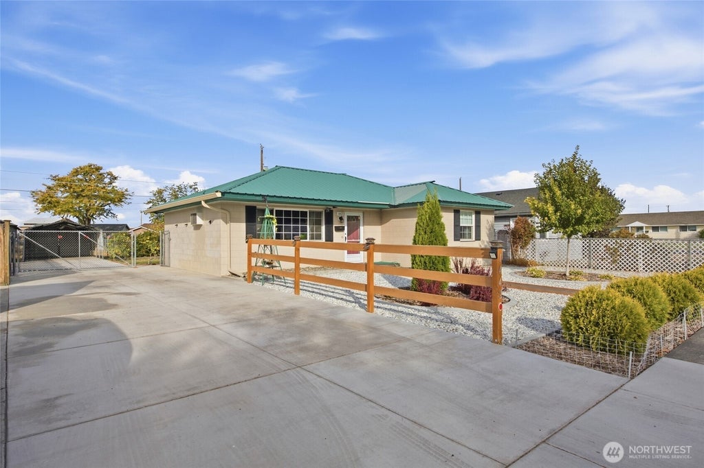 Photo of 1442 W Lee Street, Moses Lake, WA 98837 (MLS # 2586663)