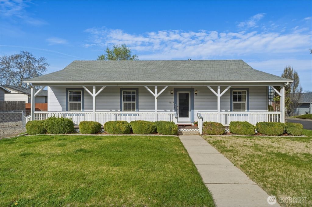 Photo of 1150 SE Edgemont Place, College Place, WA 99324 (MLS # 2497862)