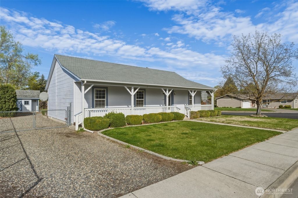 Photo of 1150 SE Edgemont Place, College Place, WA 99324 (MLS # 2497862)
