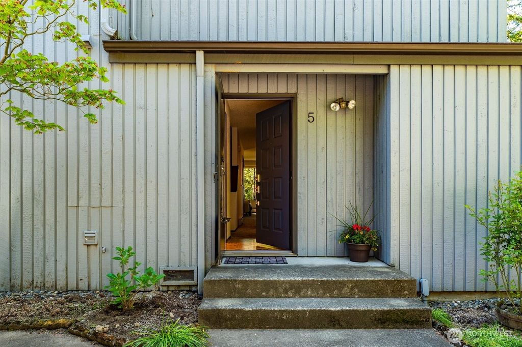 Photo of 1850 Grant Avenue S #E5, Renton, WA 98055 (MLS # 2370169)
