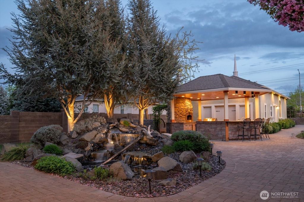 Photo of 1799 Silver Court, Richland, WA 99352 (MLS # 2506965)