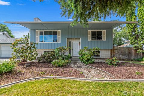 Photo of 720 11th Street NE, East Wenatchee, WA 98802 (MLS # 2537770)