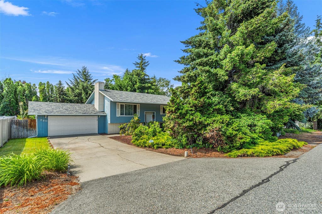Photo of 720 11th Street NE, East Wenatchee, WA 98802 (MLS # 2537770)