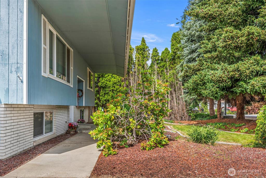 Photo of 720 11th Street NE, East Wenatchee, WA 98802 (MLS # 2537770)