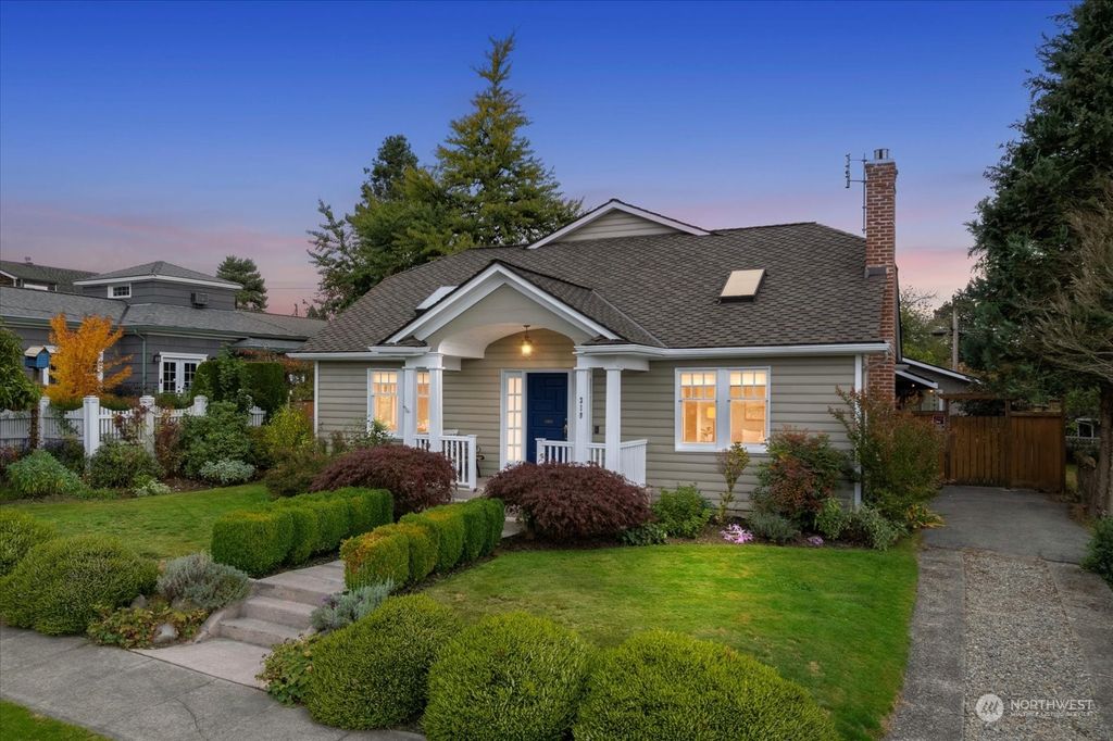 Photo of 319 Avenue E, Snohomish, WA 98290 (MLS # 2301568)