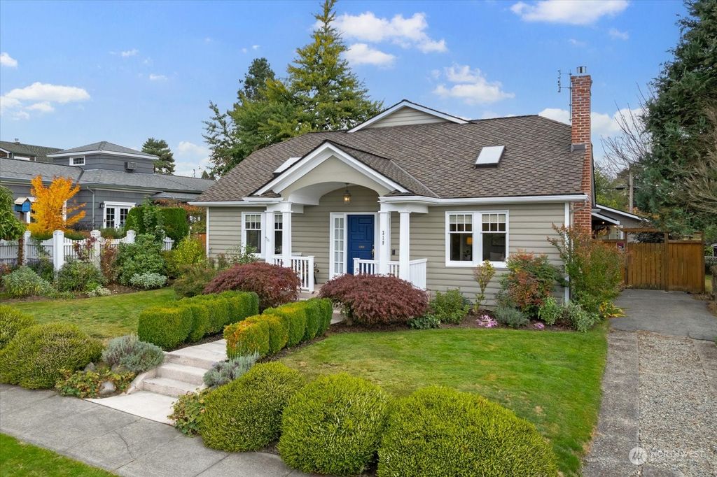Photo of 319 Avenue E, Snohomish, WA 98290 (MLS # 2301568)