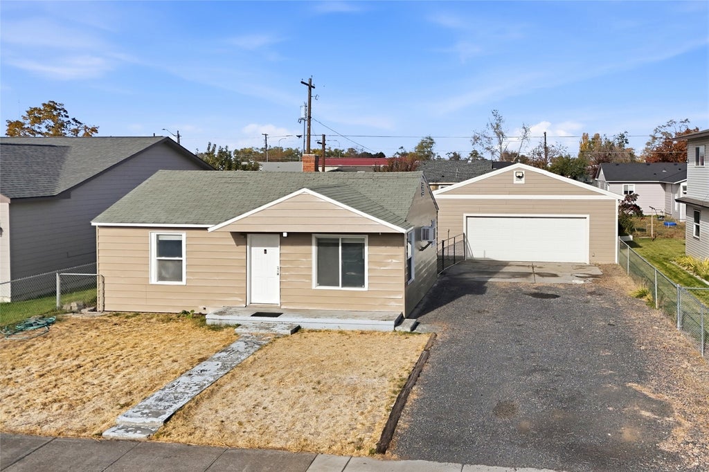 Photo of 2212 Spruce ST, Moses Lake, WA 98837 (MLS # 2598136)