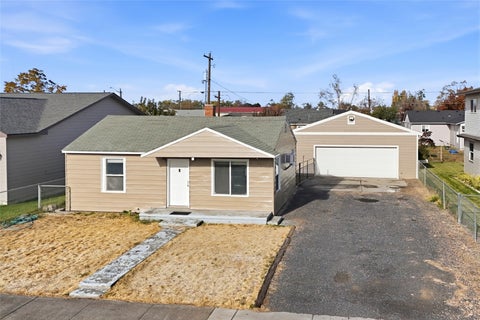 Photo of 2212 Spruce ST, Moses Lake, WA 98837 (MLS # 2598136)