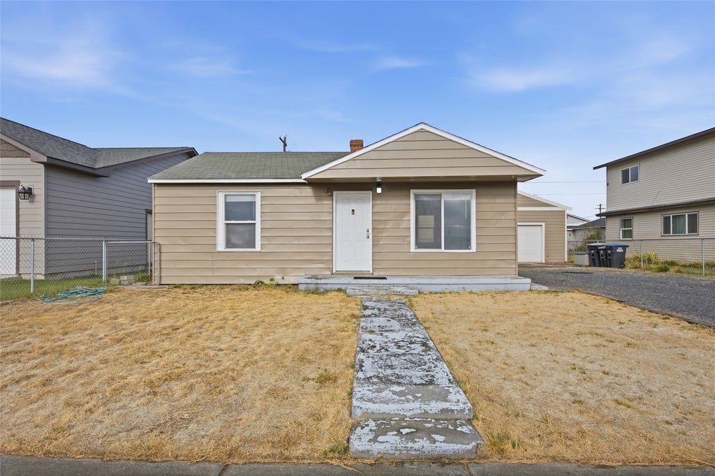 Photo of 2212 Spruce ST, Moses Lake, WA 98837 (MLS # 2598136)