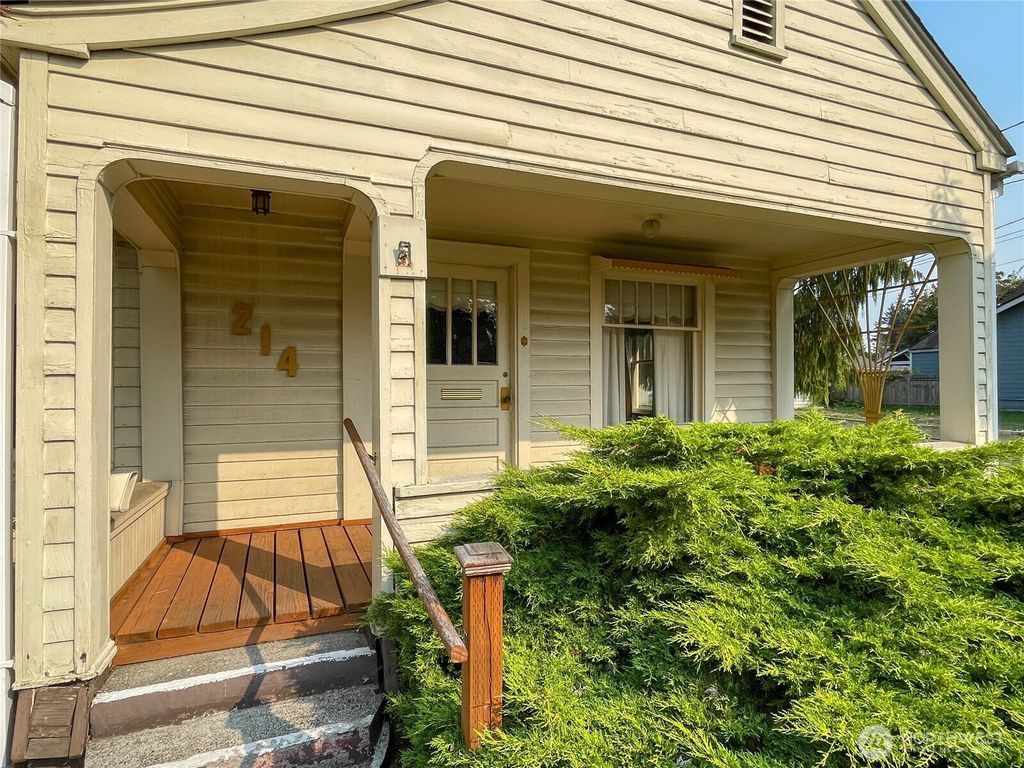 Photo of 214 K Street SE, Auburn, WA 98002 (MLS # 2430885)