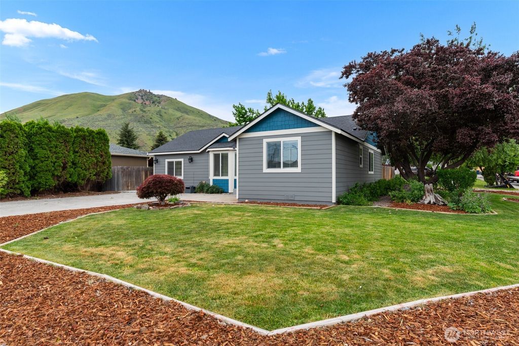 Photo of 1750 Methow Street, Wenatchee, WA 98801 (MLS # 2520466)