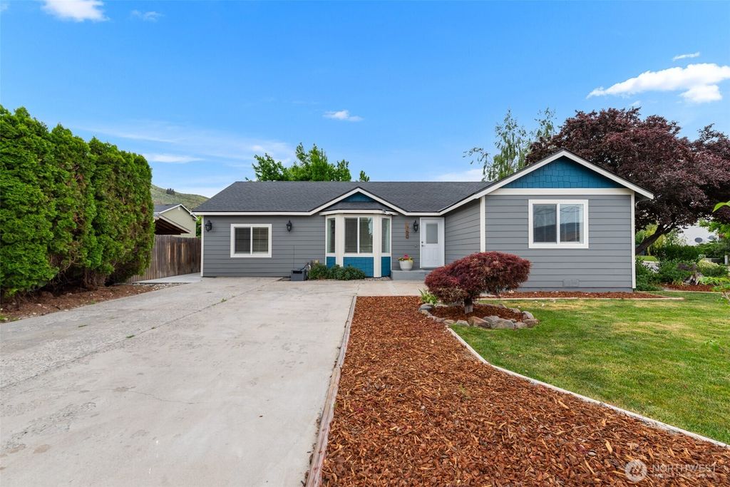Photo of 1750 Methow Street, Wenatchee, WA 98801 (MLS # 2520466)