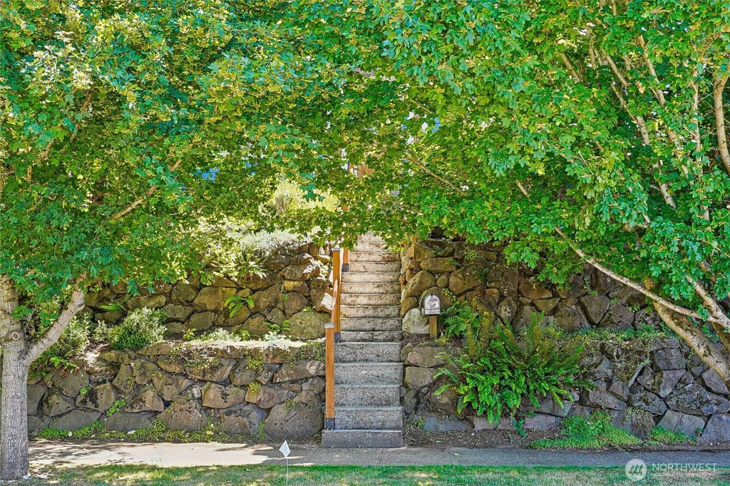 Photo of 9250 14th Avenue SW, Seattle, WA 98106 (MLS # 2542559)