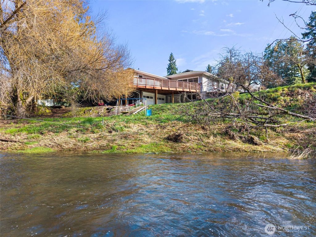 Photo of 418 SW Canyon Loop, Winlock, WA 98596 (MLS # 2479968)