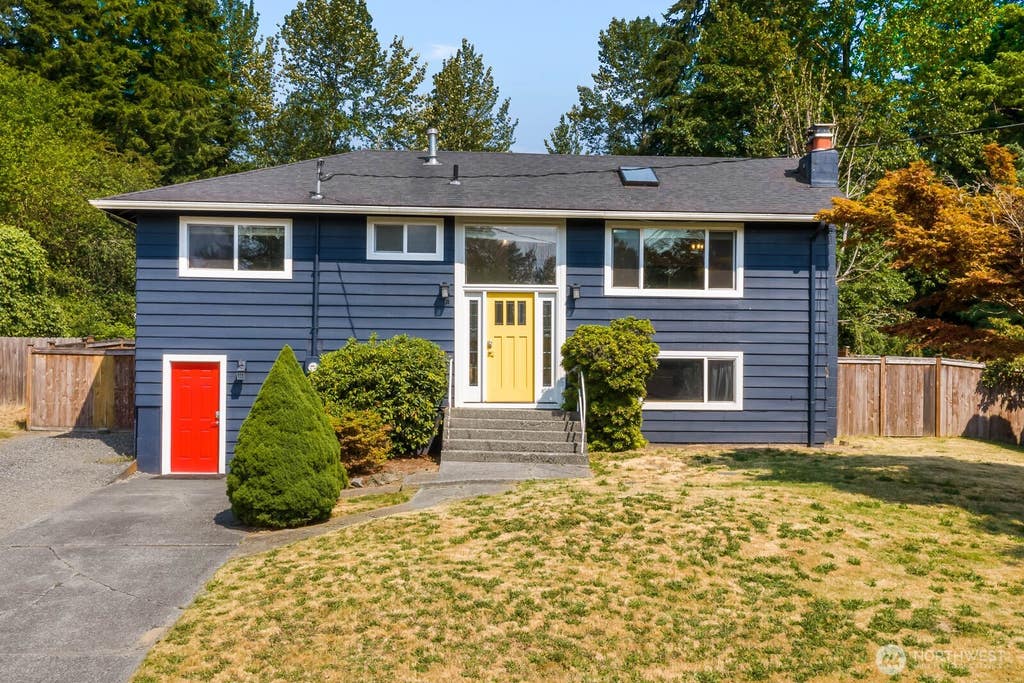 Photo of 12450 169th Ave SE AVE, Renton, WA 98059 (MLS # 2559050)