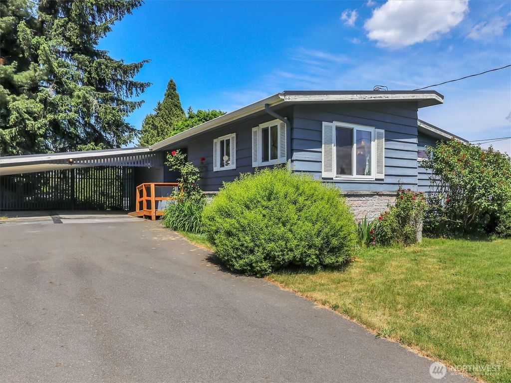 Photo of 6512 NE 196th Street, Kenmore, WA 98028 (MLS # 2525522)