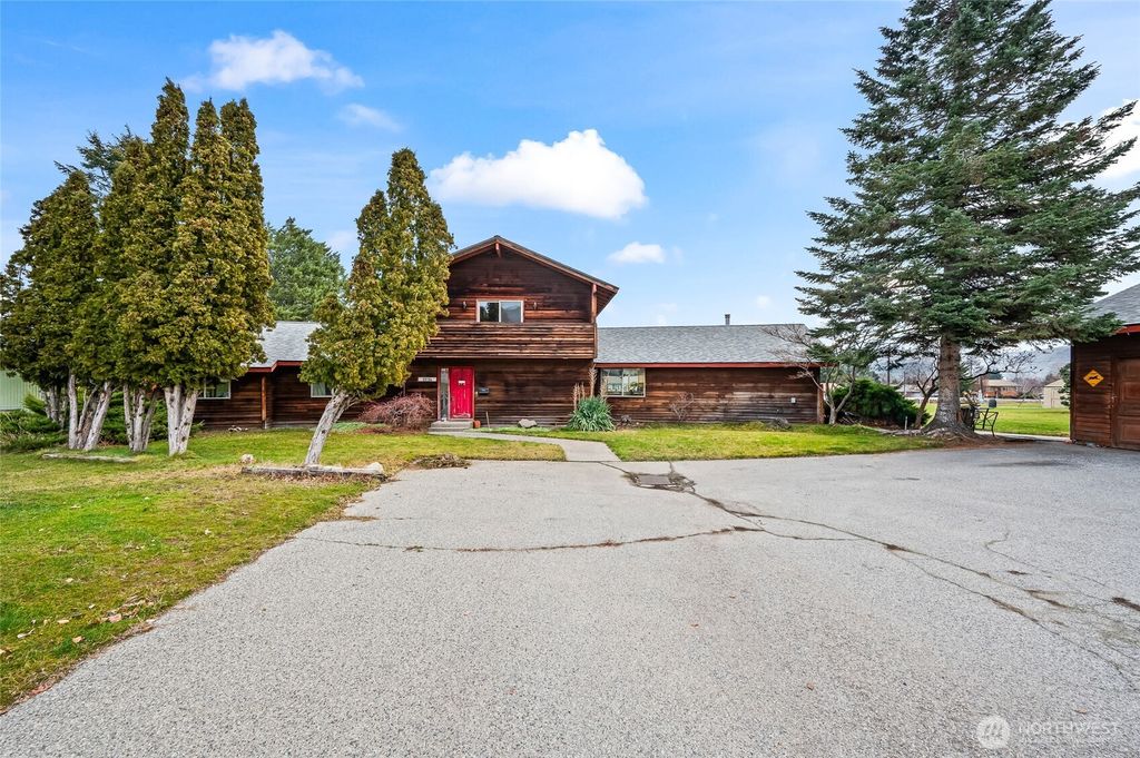 Photo of 1919 B 5th St St, Wenatchee, WA 98801 (MLS # 2468988)