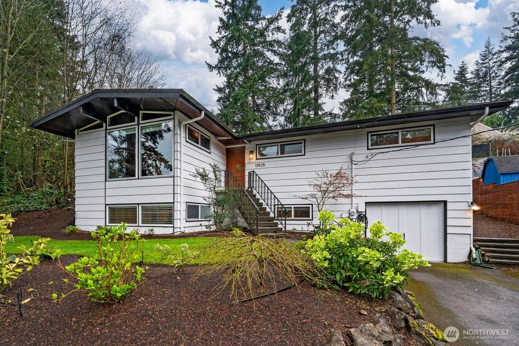 Photo of 13525 4th Avenue NE, Seattle, WA 98125 (MLS # 2496827)