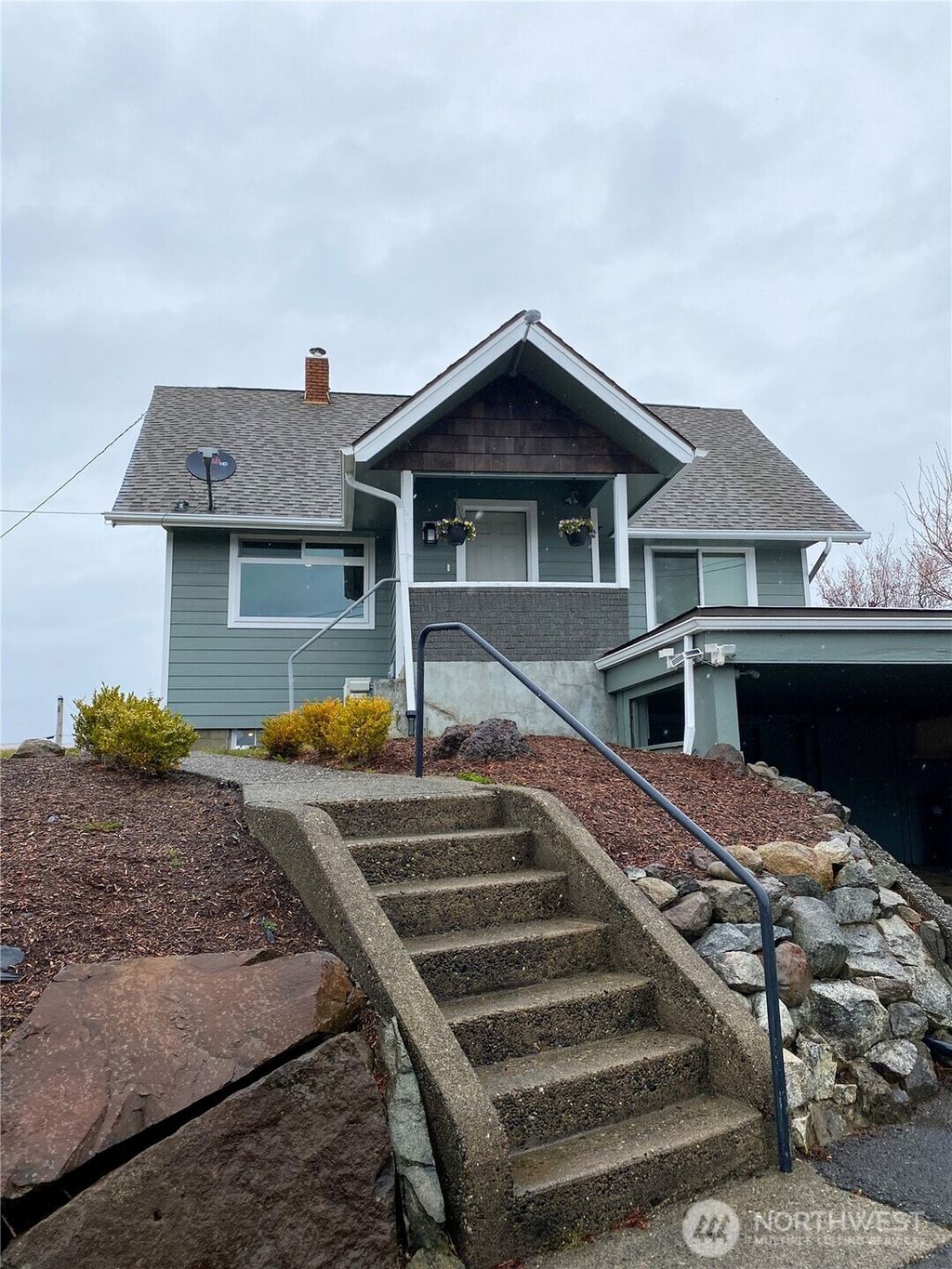 Photo of 823 Broadway Avenue, South Bend, WA 98586 (MLS # 2500322)