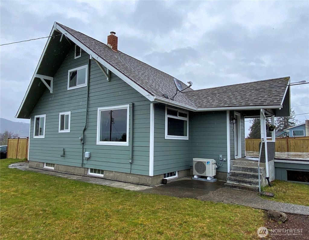 Photo of 823 Broadway Avenue, South Bend, WA 98586 (MLS # 2500322)