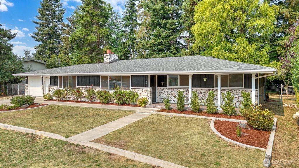 Photo of 11404 SE 180th Place, Renton, WA 98055 (MLS # 2414140)