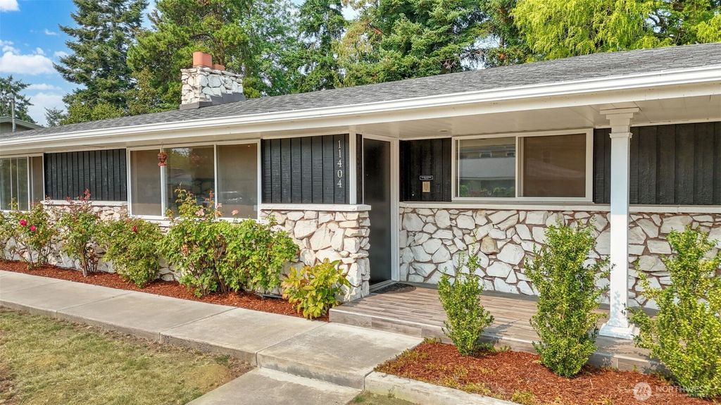 Photo of 11404 SE 180th Place, Renton, WA 98055 (MLS # 2414140)